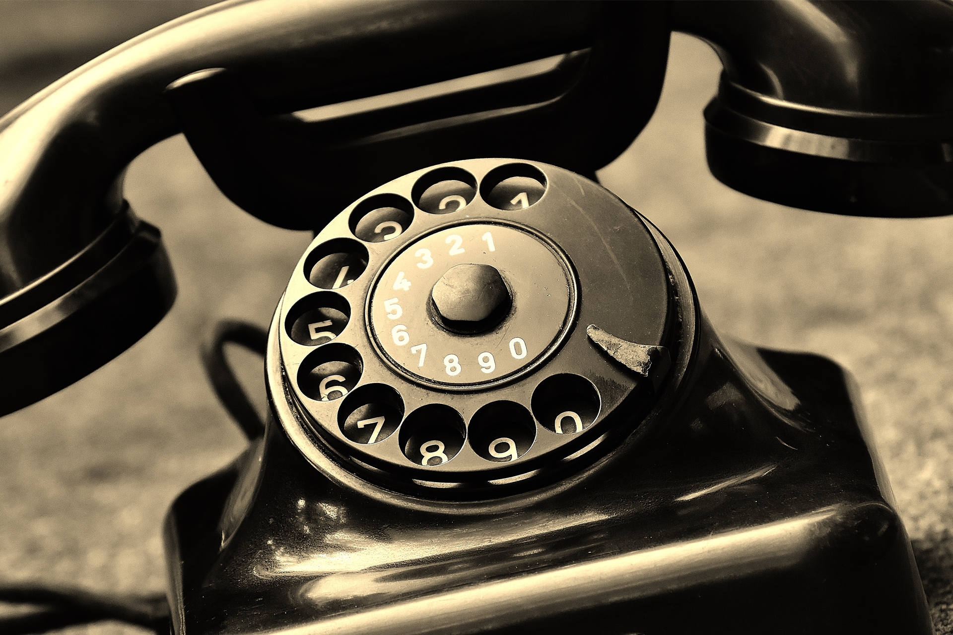 Gammal svart telefon i närbild